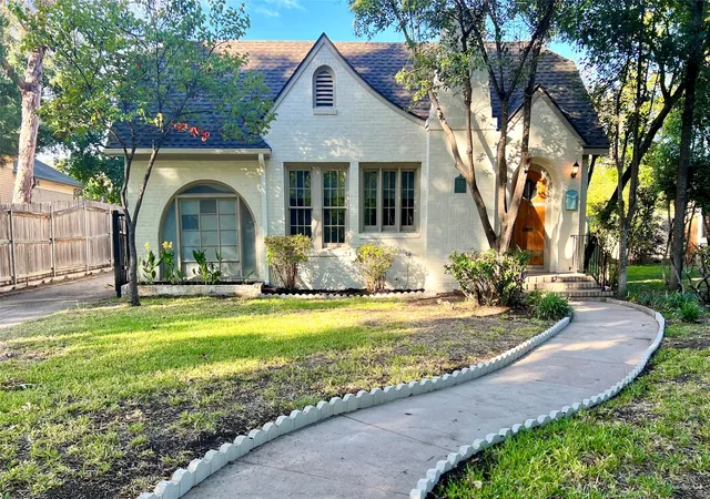 Photo 1 of Single family home for sale at 2003 Elizabeth Dr, Brownwood, TX 76801 | MLS# 21392801 | Listing updated on 2026-10-06