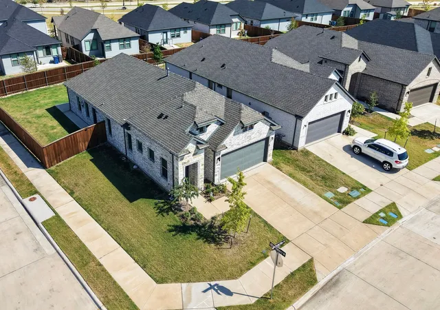 Photo 2 of Single family home for sale at 902 Crested View Pl, Lavon, TX 75166 | MLS# 21392572 | Listing updated on 2026-09-28