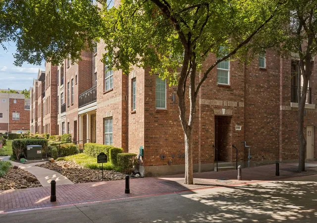 Listing Photo 3 - Condo for sale in building located at 15745 Seabolt Pl, Addison, TX 75001 - Unit #51