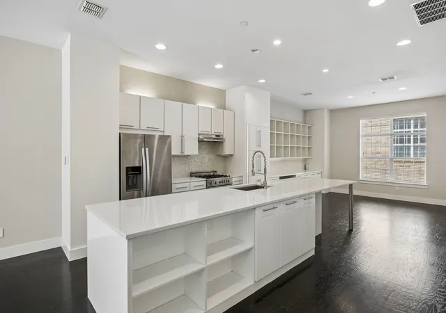 Listing Photo 4 - Condo for sale in building located at 15745 Seabolt Pl, Addison, TX 75001 - Unit #51