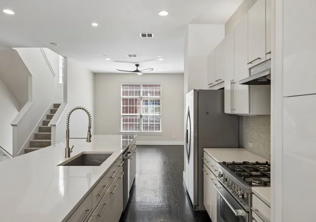 Listing Photo 5 - Condo for sale in building located at 15745 Seabolt Pl, Addison, TX 75001 - Unit #51