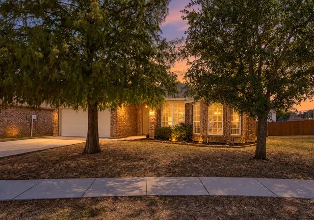 Photo 1 of Single family home for sale at 321 Tripp Trl, Denton, TX 76207 | MLS# 21392784 | Listing updated on 2026-09-26
