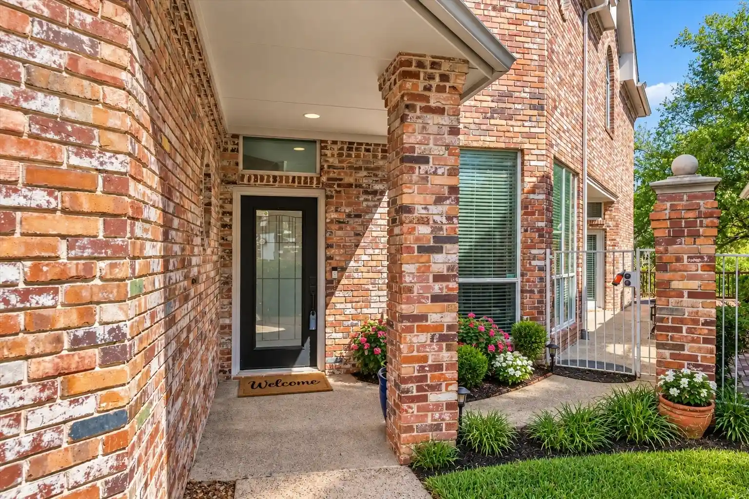 Photo 1 of Single family home for sale at 529 Loch N Green Trl, Arlington, TX 76012 | MLS# 21392558 | Listing updated on 2026-10-24