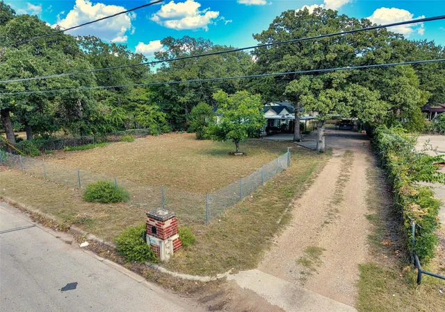 Photo 3 of Single family home for sale at 5325 Trentman St, Fort Worth, TX 76119 | MLS# 21393512 | Listing updated on 2026-10-02