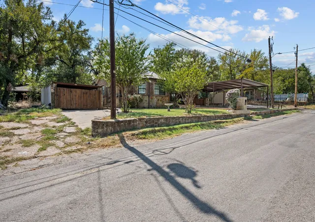 Photo 3 of Single family home for sale at 602 Se 18th Street, Mineral Wells, TX 76067 | MLS# 21389832 | Listing updated on 2026-10-07