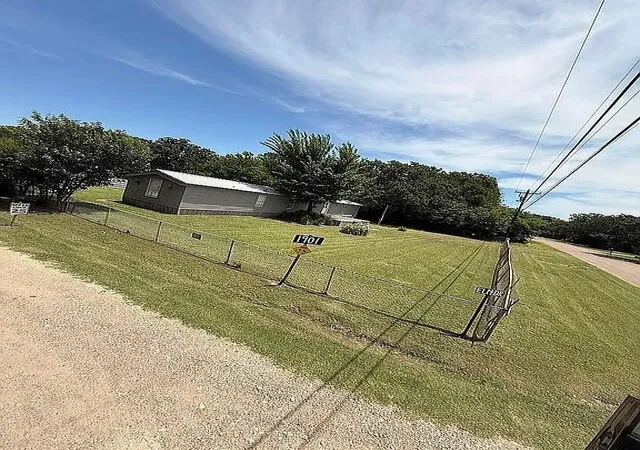 Photo 1 of Manufactured home for sale at 1901 Elm Dr, Kemp, TX 75143 | MLS# 21393533 | Listing updated on 2026-09-23