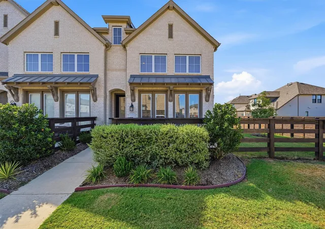 Townhouse for sale at 1110 Morgan Dr, Sherman, TX 75090 | MLS# 21393071