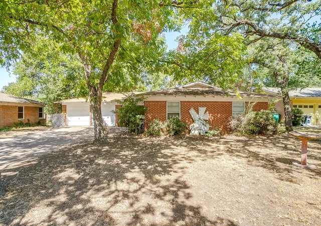 Single family home for sale at 7205 Robinhood Ln, Fort Worth, TX 76112 | MLS# 21348878