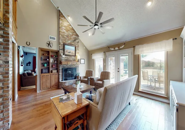 Photo 3 of Single family home for sale at 20 Creekmere Dr, Roanoke, TX 76262 | MLS# 21392862 | Listing updated on 2026-09-27