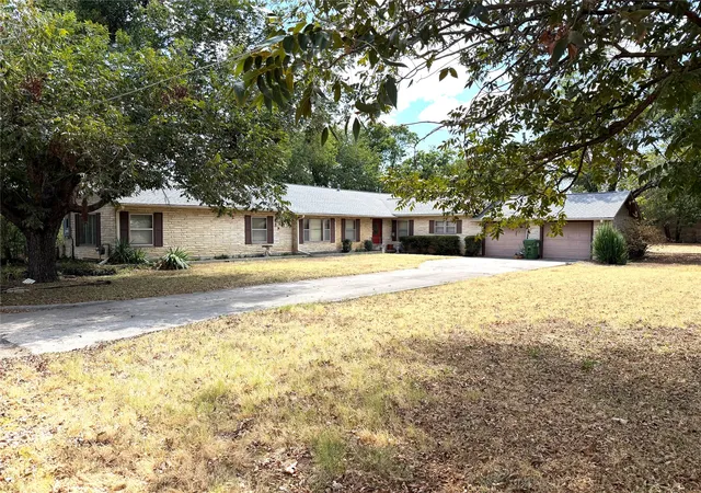 Photo 1 of Single family home for sale at 316 S Erath St, Iredell, TX 76649 | MLS# 21391001 | Listing updated on 2026-09-23