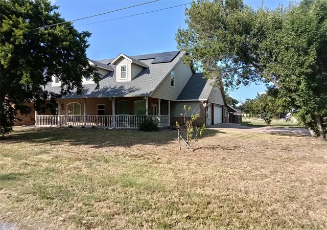 Photo 2 of Single family home for sale at 401 Pine Ln, Tolar, TX 76476 | MLS# 21393616 | Listing updated on 2026-09-23