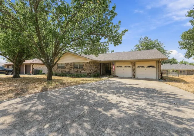 Photo 2 of Single family home for sale at 928 Maple St, Howe, TX 75459 | MLS# 21392480 | Listing updated on 2026-09-24