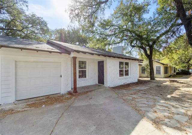 Photo 1 of Single family home for sale at 2029 Lynnhaven Rd, Fort Worth, TX 76103 | MLS# 21352489 | Listing updated on 2026-09-24