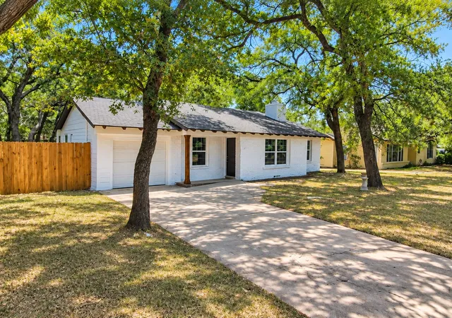 Photo 2 of Single family home for sale at 2029 Lynnhaven Rd, Fort Worth, TX 76103 | MLS# 21352489 | Listing updated on 2026-09-24