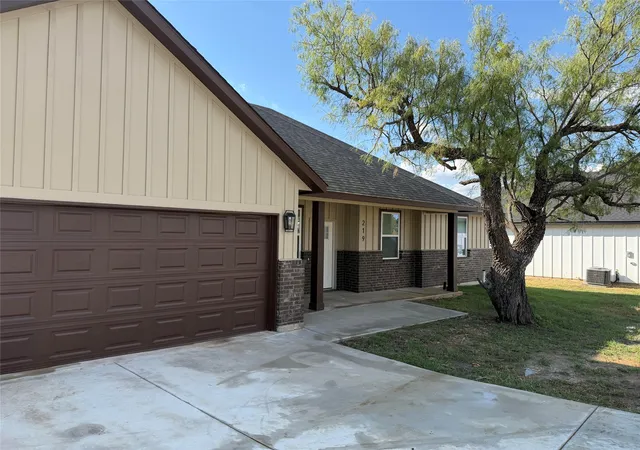 Photo 3 of Single family home for sale at 219 Lakeshore Dr, Bridgeport, TX 76426 | MLS# 21393753 | Listing updated on 2026-09-24