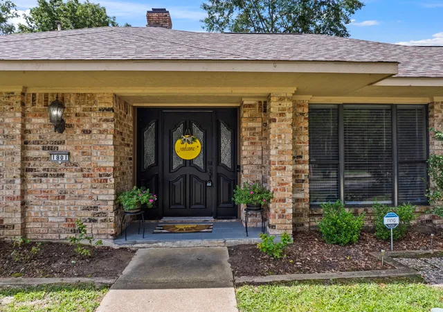 Photo 2 of Single family home for sale at 1801 Fairway, Mount Pleasant, TX 75455 | MLS# 21391890 | Listing updated on 2026-09-24