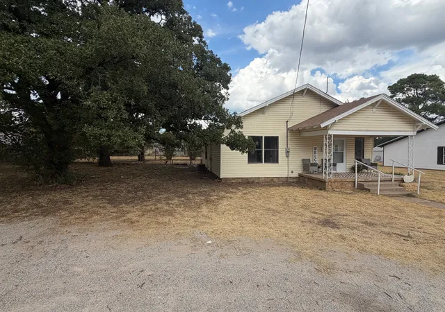 Photo 3 of Single family home for sale at 1105 W Main St, Eastland, TX 76448 | MLS# 21393114 | Listing updated on 2026-10-06