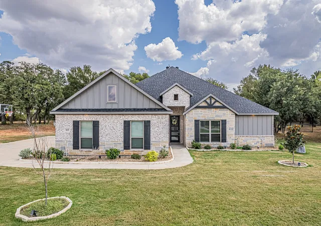 Photo 1 of Single family home for sale at 113 Oaks Springs Ln, Weatherford, TX 76087 | MLS# 21393685 | Listing updated on 2026-10-08