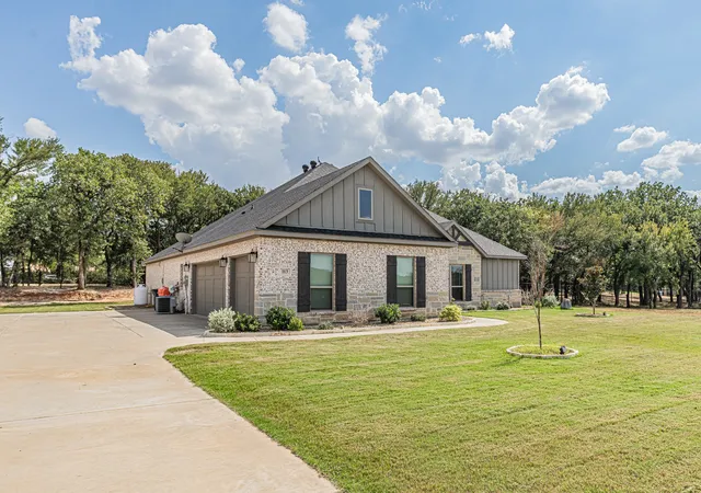 Photo 2 of Single family home for sale at 113 Oaks Springs Ln, Weatherford, TX 76087 | MLS# 21393685 | Listing updated on 2026-10-08
