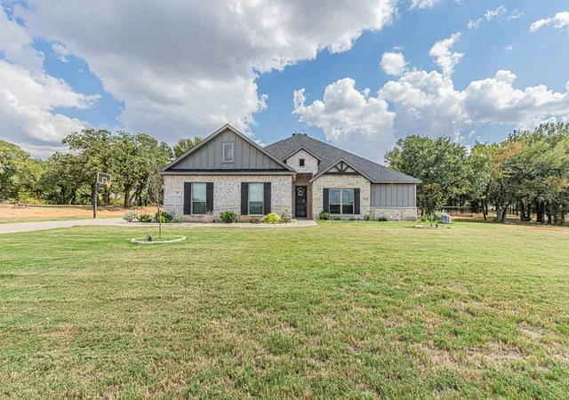 Photo 3 of Single family home for sale at 113 Oaks Springs Ln, Weatherford, TX 76087 | MLS# 21393685 | Listing updated on 2026-10-08