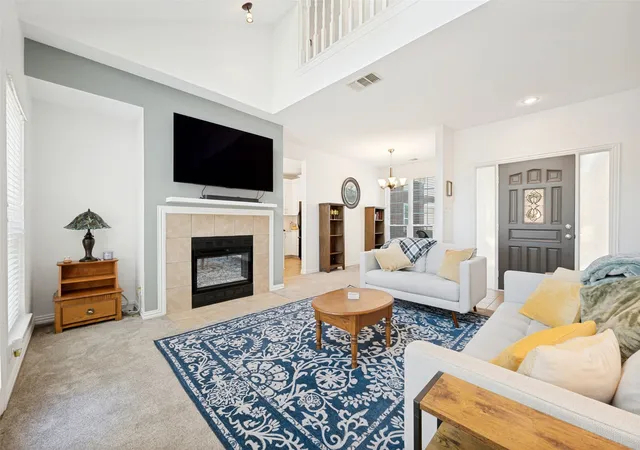 Listing Photo 4 - Condo for sale in building located at 221 Cimarron Trl, Irving, TX 75063 - Unit #2
