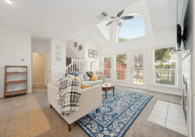 Listing Photo 5 - Condo for sale in building located at 221 Cimarron Trl, Irving, TX 75063 - Unit #2
