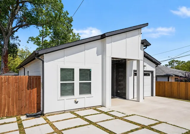 Photo 3 of Single family home for sale at 511 Woodbine Ave, Dallas, TX 75203 | MLS# 21390747 | Listing updated on 2026-09-24