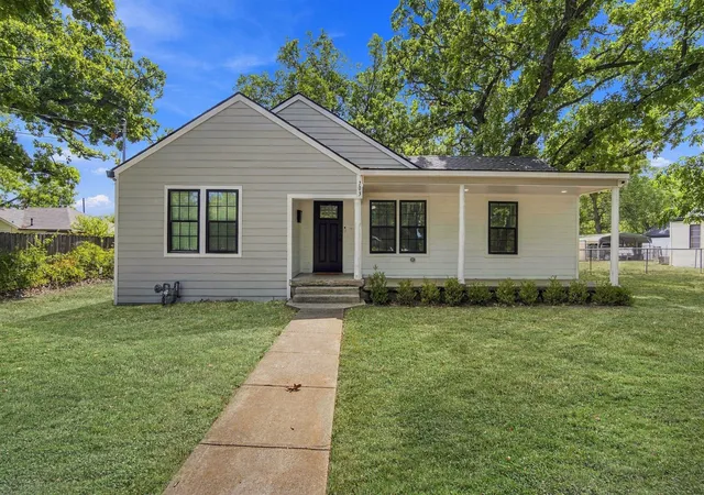 Photo 1 of Single family home for sale at 703 W Milam St, Ennis, TX 75119 | MLS# 21388224 | Listing updated on 2026-09-24