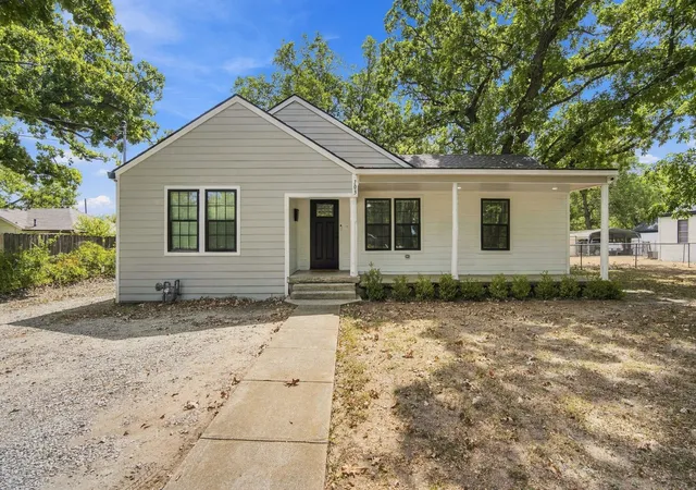 Photo 2 of Single family home for sale at 703 W Milam St, Ennis, TX 75119 | MLS# 21388224 | Listing updated on 2026-09-24