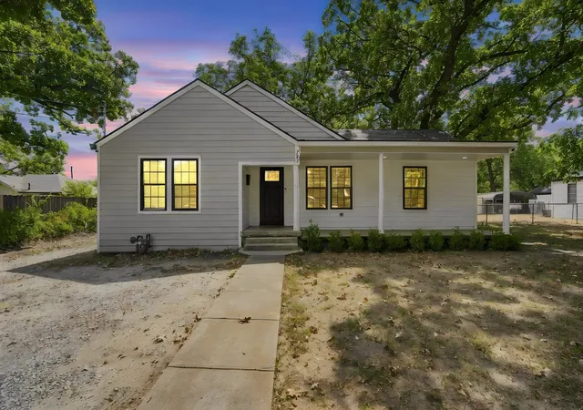 Photo 3 of Single family home for sale at 703 W Milam St, Ennis, TX 75119 | MLS# 21388224 | Listing updated on 2026-09-24