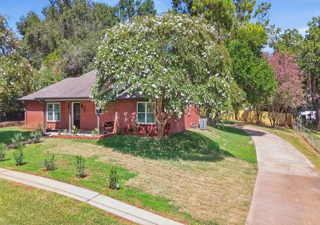 Photo 2 of Single family home for sale at 119 Stephanie Dr, Palestine, TX 75803 | MLS# 21377216 | Listing updated on 2026-09-27