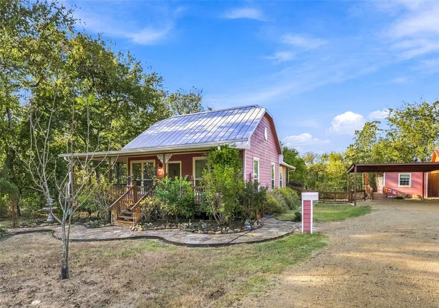Photo 1 of Single family home for sale at 207 Commerce St, Cumby, TX 75433 | MLS# 21393957 | Listing updated on 2026-09-30