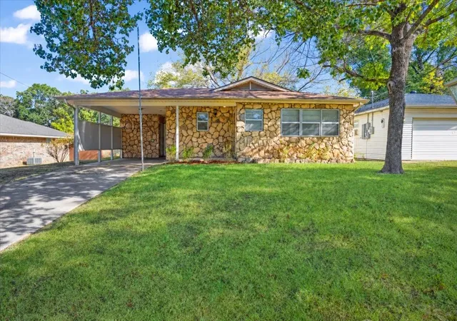 Photo 1 of Single family home for sale at 515 E Day St, Denison, TX 75021 | MLS# 21388990 | Listing updated on 2026-09-26