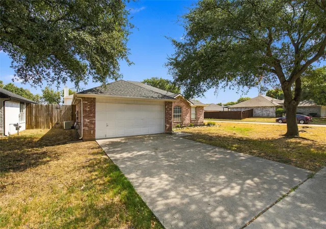 Photo 3 of Single family home for sale at 1024 Hiawatha Ct, Saginaw, TX 76131 | MLS# 21392958 | Listing updated on 2026-09-24