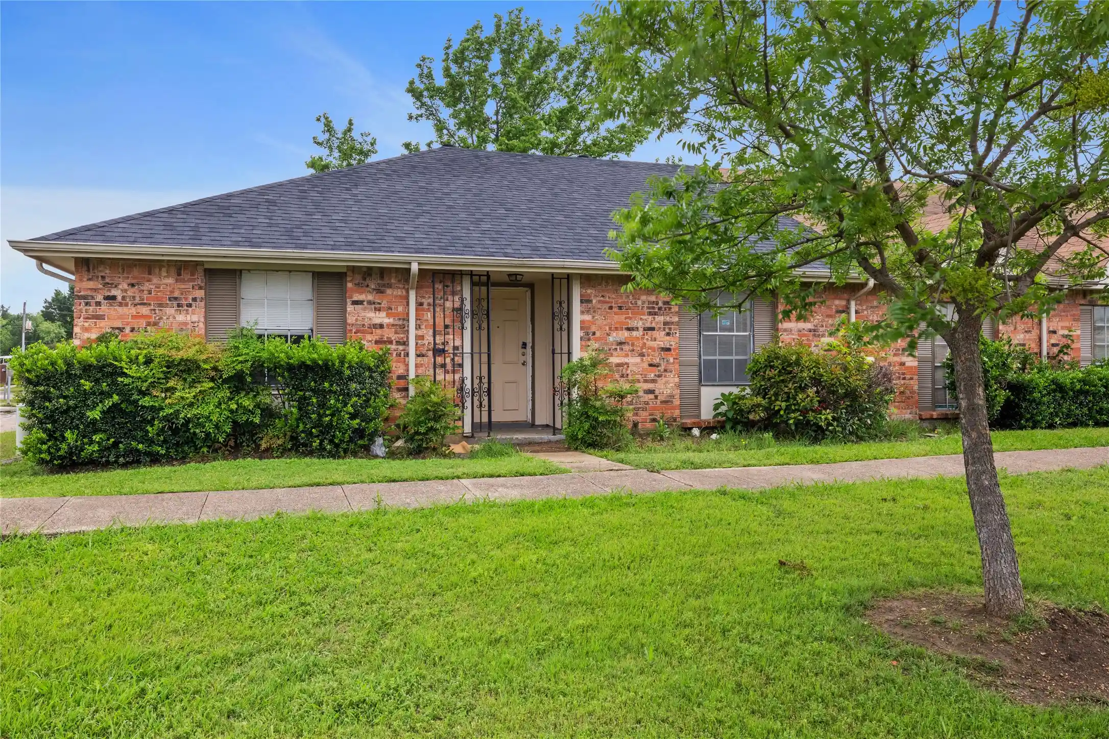 Townhouse for sale at 66 W Mountain Crk Dr, Grand Prairie, TX 75052 | MLS# 21393441