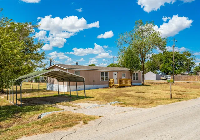 Photo 3 of Manufactured home for sale at 7205 Walden Dr, Joshua, TX 76058 | MLS# 21394111 | Listing updated on 2026-09-29