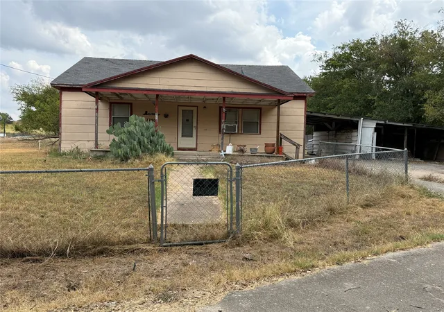 Photo 1 of Single family home for sale at 1940 S Pearl St, Comanche, TX 76442 | MLS# 21388266 | Listing updated on 2026-09-24