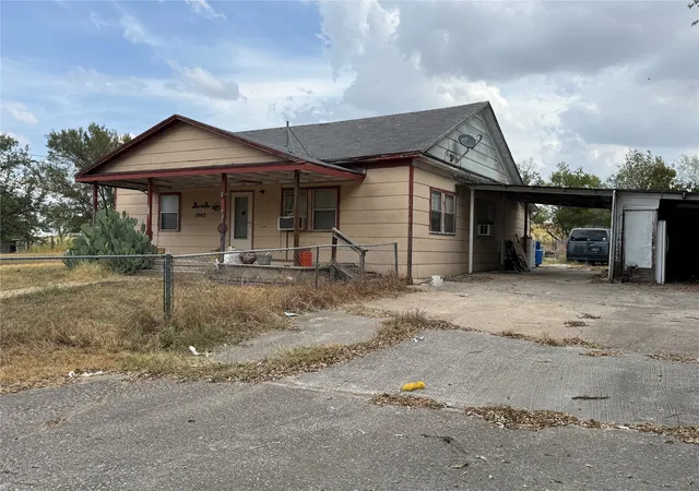 Photo 2 of Single family home for sale at 1940 S Pearl St, Comanche, TX 76442 | MLS# 21388266 | Listing updated on 2026-09-24