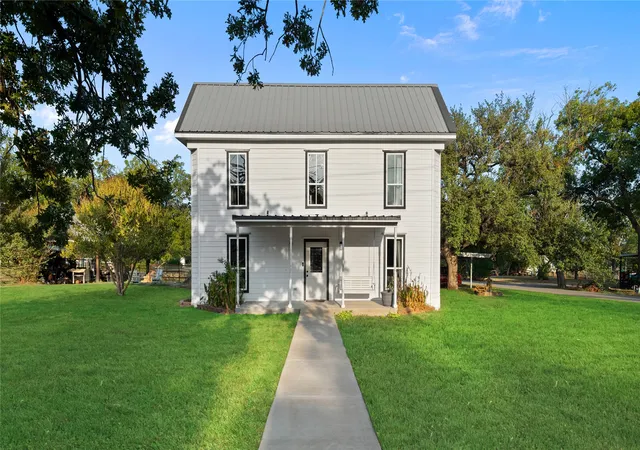Photo 2 of Single family home for sale at 202 N Kickapoo St, Lipan, TX 76462 | MLS# 21392175 | Listing updated on 2026-09-24