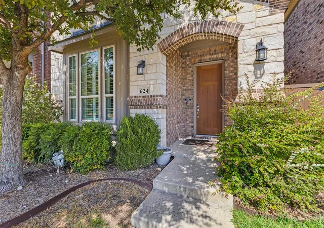 Photo 3 of Single family home for sale at 624 Club Dr, Allen, TX 75013 | MLS# 21391478 | Listing updated on 2026-10-02