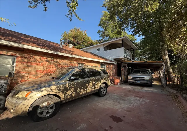 Photo 2 of Single family home for sale at 235 W Suffolk Ave, Dallas, TX 75208 | MLS# 21394367 | Listing updated on 2026-10-01