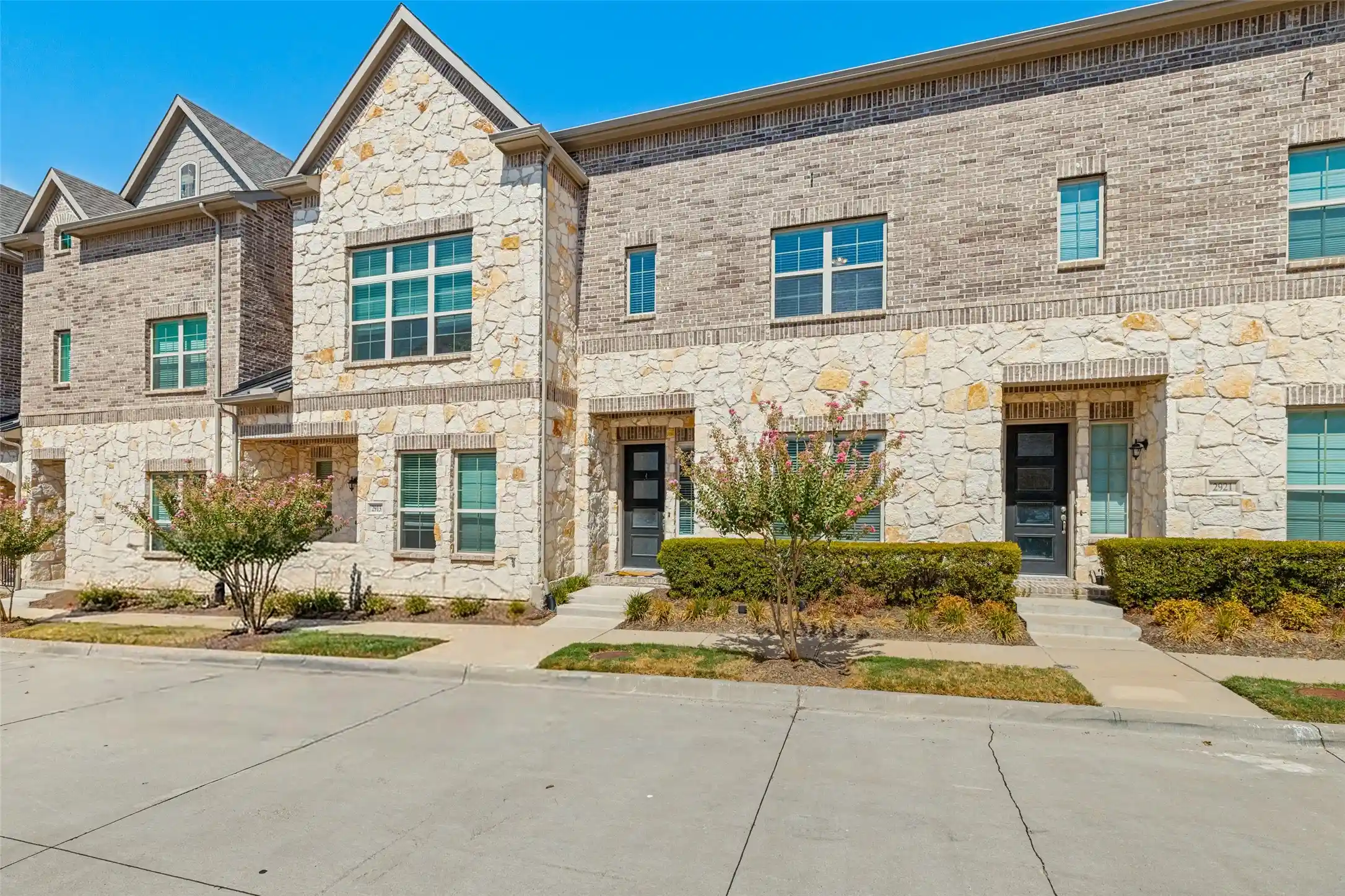Townhouse for sale at 2917 Troutt Dr, Carrollton, TX 75010 | MLS# 21393872