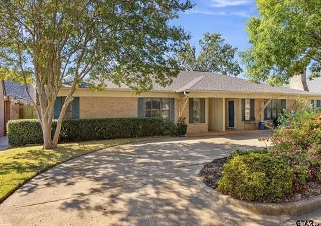 Photo 2 of Single family home for sale at 504 Woodland Hills Dr, Tyler, TX 75701 | MLS# 21394390 | Listing updated on 2026-09-24