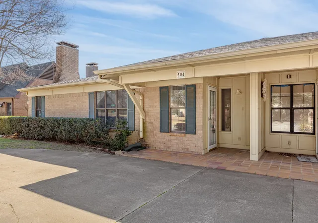 Photo 3 of Single family home for sale at 504 Woodland Hills Dr, Tyler, TX 75701 | MLS# 21394390 | Listing updated on 2026-09-24