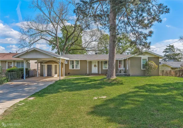 Photo 2 of Single family home for sale at 7204 S Lakeshore Dr, Shreveport, LA 71119 | MLS# 21394409 | Listing updated on 2026-09-24