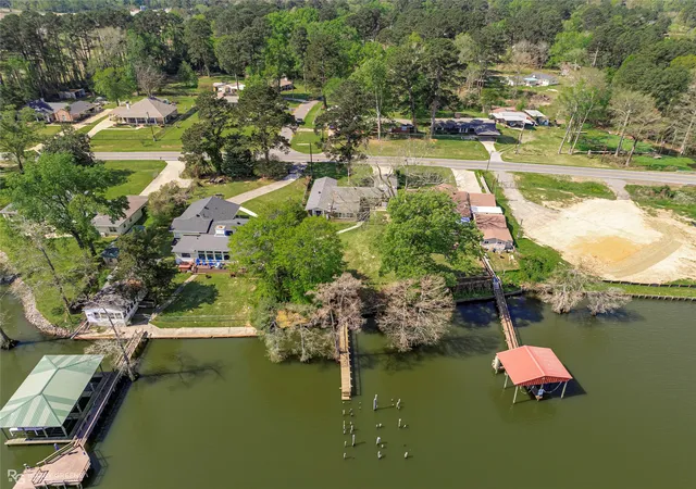 Photo 3 of Single family home for sale at 7204 S Lakeshore Dr, Shreveport, LA 71119 | MLS# 21394409 | Listing updated on 2026-09-24