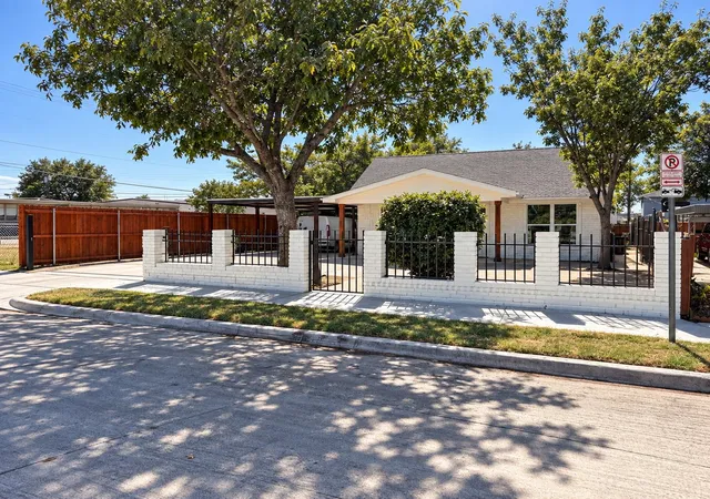 Photo 1 of Single family home for sale at 2940 Livingston Ave, Fort Worth, TX 76110 | MLS# 21384434 | Listing updated on 2026-10-01