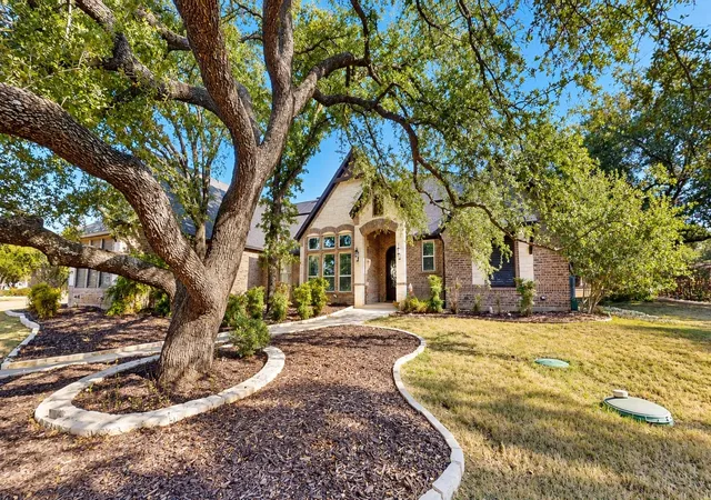 Photo 1 of Single family home for sale at 1729 Bent Tree Ct, Granbury, TX 76049 | MLS# 21390293 | Listing updated on 2026-10-04