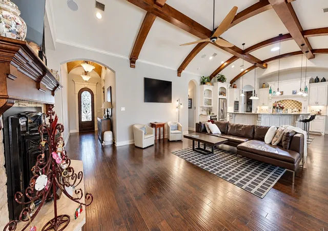Photo 3 of Single family home for sale at 1729 Bent Tree Ct, Granbury, TX 76049 | MLS# 21390293 | Listing updated on 2026-10-04