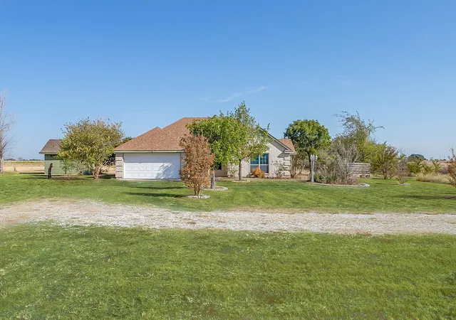 Photo 2 of Single family home for sale at 122 Blue Castle Ct, Weatherford, TX 76088 | MLS# 21394407 | Listing updated on 2026-10-08